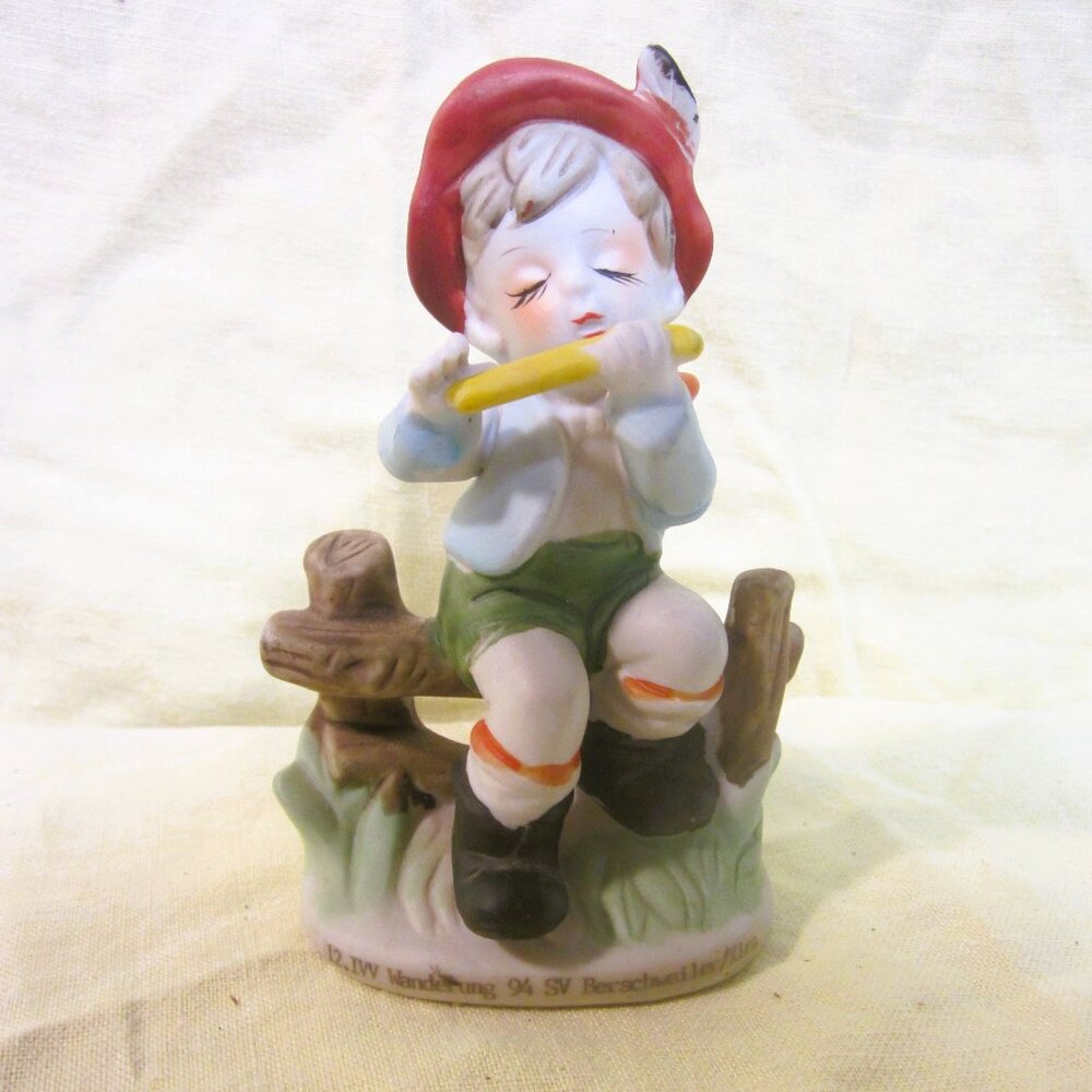 VTG 1994 HANDGEMALT PORCELAIN FIGURINE, BOY SITTING ON FENCE PLAYING FLUTE